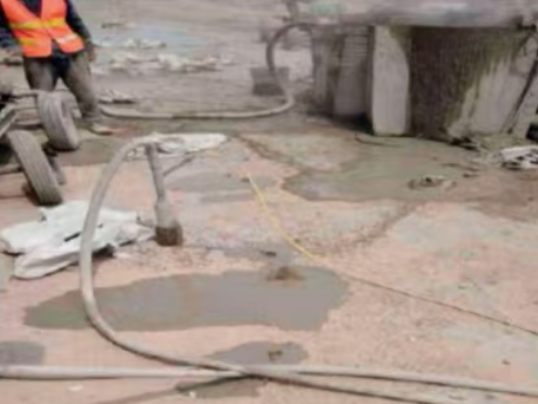 普兰店水泥混凝土路面板底注浆技术 路面脱空注浆整治方案